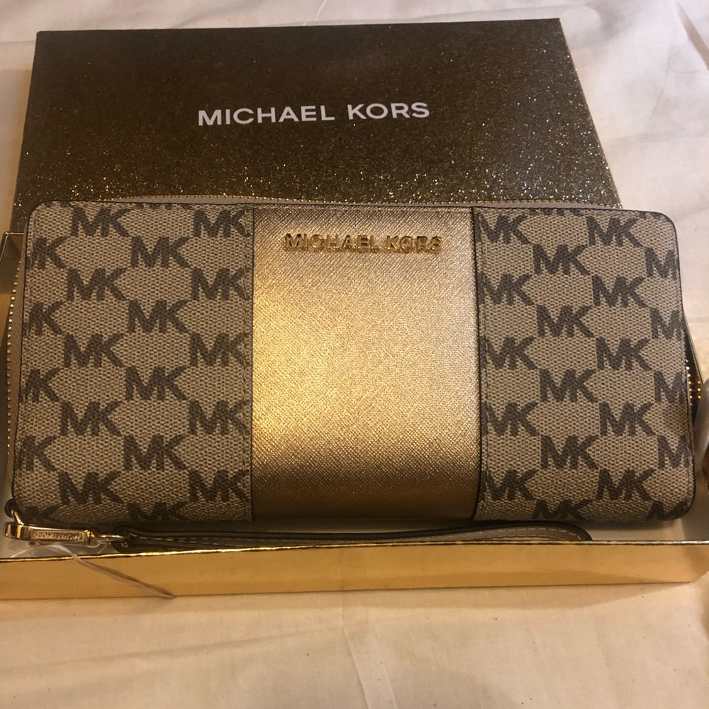 Michael Kors Oversized Wallet / clutch